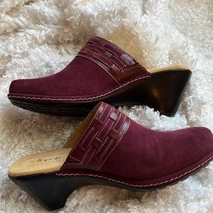 RARE!!! Soffspots Aubergine Suede Mules Clogs Woven Leather 9 1/2 WW New w/Box